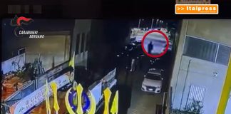 Duplice omicidio davanti ad un tempio nel Bergamasco, un uomo arrestato nel Regno Unito / Video