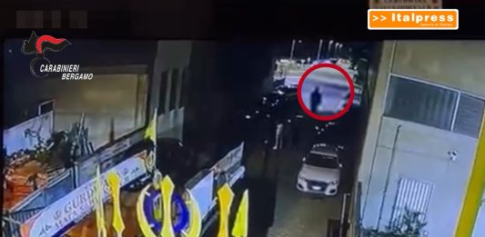 Duplice omicidio davanti ad un tempio nel Bergamasco, un uomo arrestato nel Regno Unito / Video