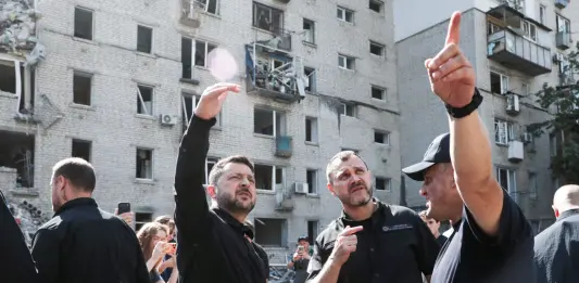 Nuovi raid russi in Ucraina, 4 morti a Sumy. Sale a 23 il numero delle vittime dell’attacco a Kiev