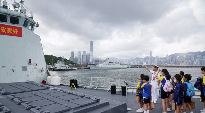Cina: Hong Kong, porte aperte per la flotta della Marina dell’EPL (1)