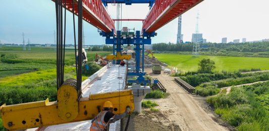 Cina: completata la posa delle travi del ponte ferroviario di Tongjiang (2)