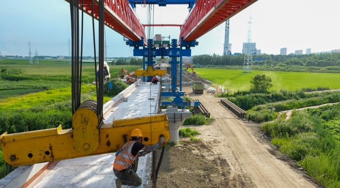 Cina: completata la posa delle travi del ponte ferroviario di Tongjiang (2)