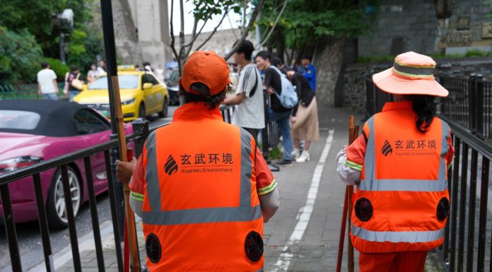 Cina: giubbotti refrigeranti per gli operatori ecologici di Nanchino (1)