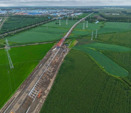 Cina: completata la posa delle travi del ponte ferroviario di Tongjiang (3)