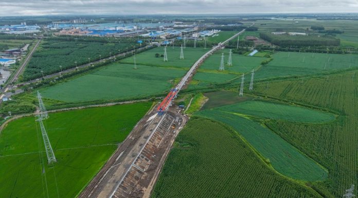 Cina: completata la posa delle travi del ponte ferroviario di Tongjiang (3)