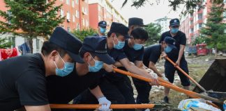 Cina: a Dunhua interventi di ripristino dopo le inondazioni (2)