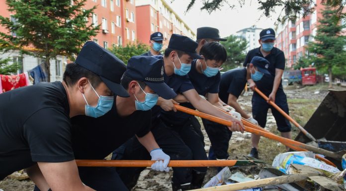 Cina: a Dunhua interventi di ripristino dopo le inondazioni (2)