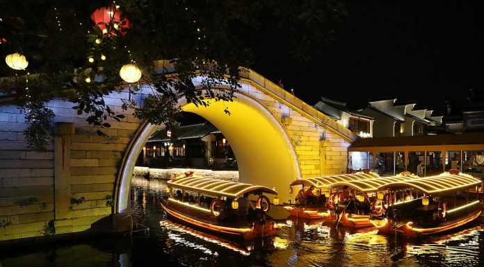 Cina: vedute notturne nell’area Huishan Yingyueli (2)