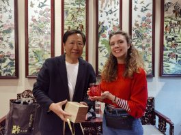 Cina: dottoranda italiana studia la pittura su vetro a Tianjin (1)