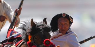 Cina: al via il 44esimo festival delle corse di cavalli di Yushu (1)