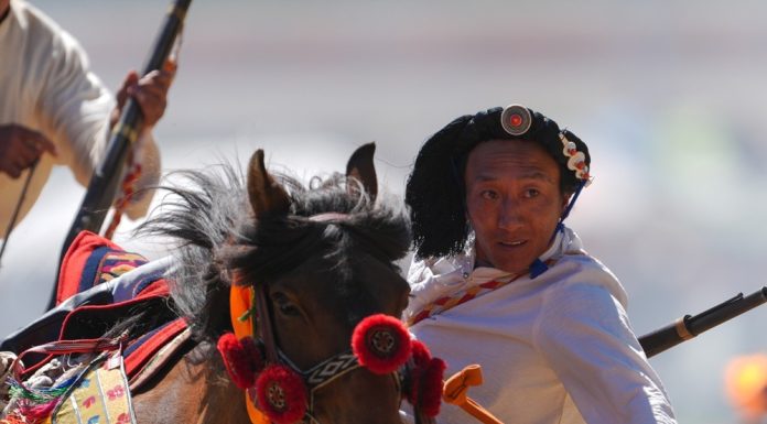 Cina: al via il 44esimo festival delle corse di cavalli di Yushu (1)