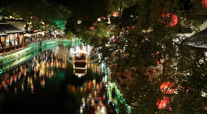 Cina: vedute notturne nell’area Huishan Yingyueli (3)