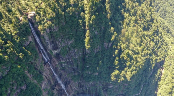 Cina: paesaggi e turisti sul monte Wawu nel Sichuan (1)