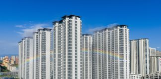 Cina: Yuncheng, nebulizzatori sui tetti contro il caldo (1)
