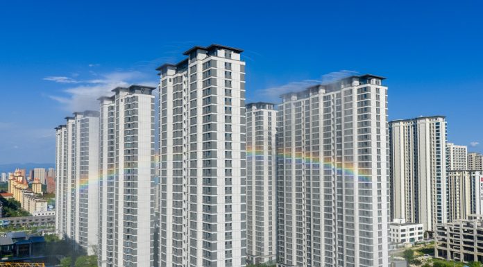 Cina: Yuncheng, nebulizzatori sui tetti contro il caldo (1)