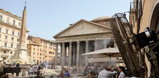Ondata di caldo in Italia, a Roma i turisti cercano refrigerio (1)