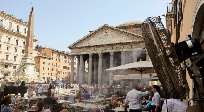 Ondata di caldo in Italia, a Roma i turisti cercano refrigerio (1)