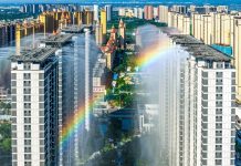 Cina: Yuncheng, nebulizzatori sui tetti contro il caldo (2)