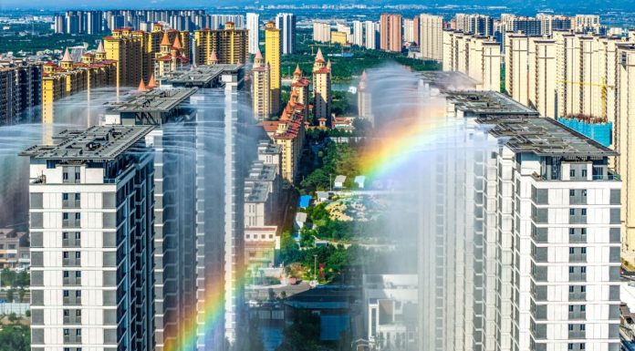 Cina: Yuncheng, nebulizzatori sui tetti contro il caldo (2)