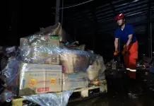 Cina: Huanggang, soccorritori trasferiscono provviste dopo tornado (1)