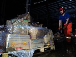 Cina: Huanggang, soccorritori trasferiscono provviste dopo tornado (1)