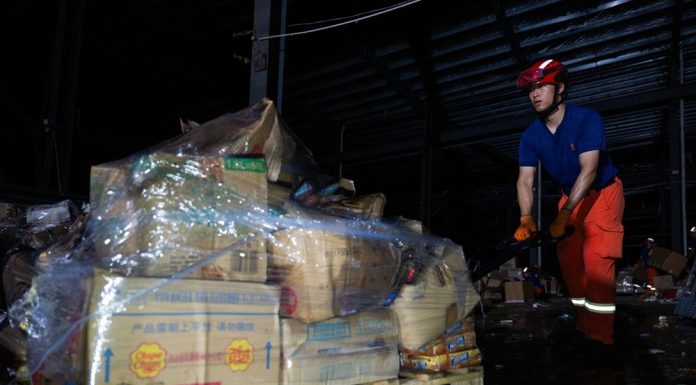 Cina: Huanggang, soccorritori trasferiscono provviste dopo tornado (1)