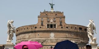 Ondata di caldo in Italia, a Roma i turisti cercano refrigerio (2)