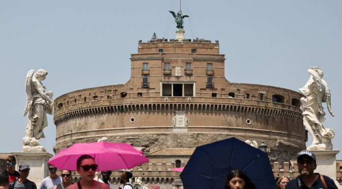Ondata di caldo in Italia, a Roma i turisti cercano refrigerio (2)