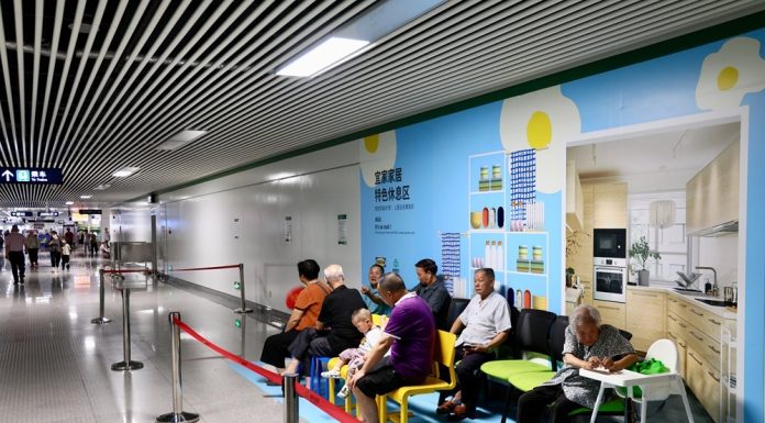 Cina: grande caldo a Fuzhou, cittadini cercano di rinfrescarsi (1)