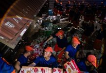 Cina: Huanggang, soccorritori trasferiscono provviste dopo tornado (2)