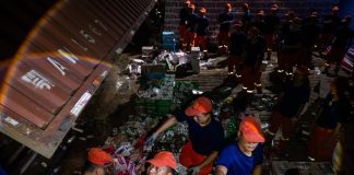 Cina: Huanggang, soccorritori trasferiscono provviste dopo tornado (2)
