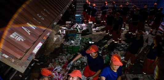 Cina: Huanggang, soccorritori trasferiscono provviste dopo tornado (2)