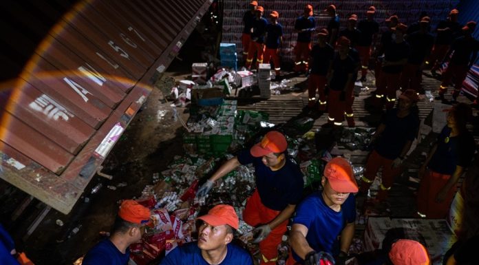 Cina: Huanggang, soccorritori trasferiscono provviste dopo tornado (2)
