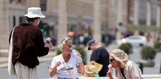 Ondata di caldo in Italia, a Roma i turisti cercano refrigerio (3)