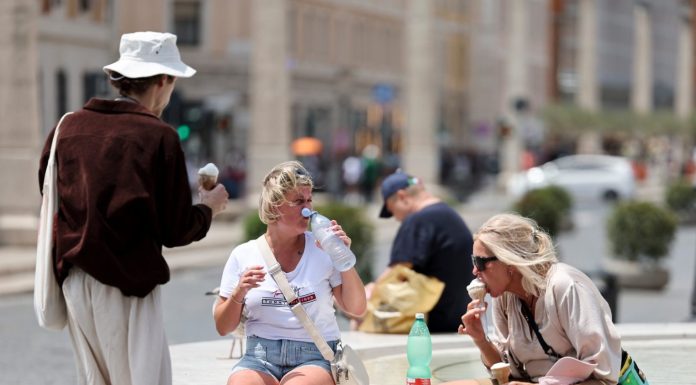 Ondata di caldo in Italia, a Roma i turisti cercano refrigerio (3)
