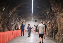 Cina: grande caldo a Fuzhou, cittadini cercano di rinfrescarsi (2)