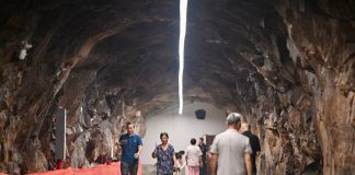 Cina: grande caldo a Fuzhou, cittadini cercano di rinfrescarsi (2)