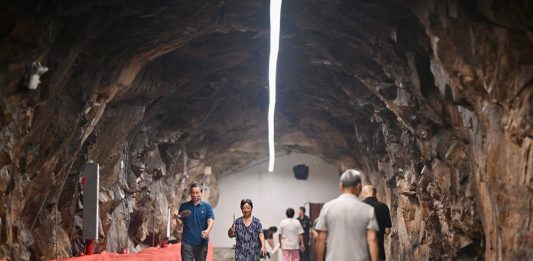 Cina: grande caldo a Fuzhou, cittadini cercano di rinfrescarsi (2)