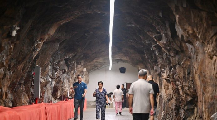 Cina: grande caldo a Fuzhou, cittadini cercano di rinfrescarsi (2)