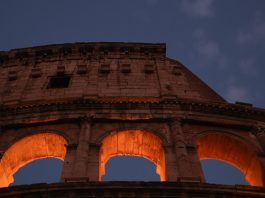 A Roma visite notturne al Colosseo illuminato (1)