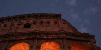 A Roma visite notturne al Colosseo illuminato (1)