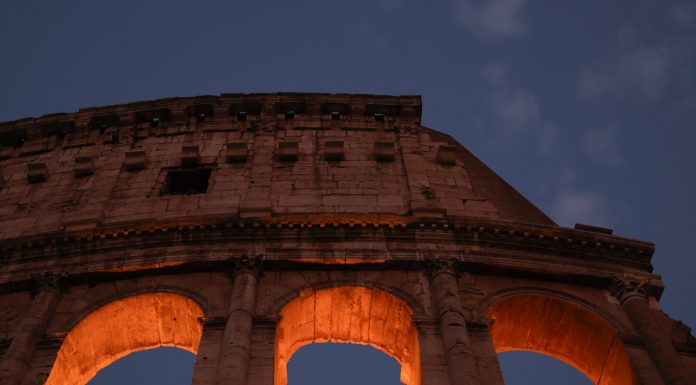 A Roma visite notturne al Colosseo illuminato (1)