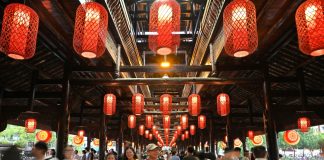 Cina: tour notturni animano la cittadina montana di Xuan’en (1)