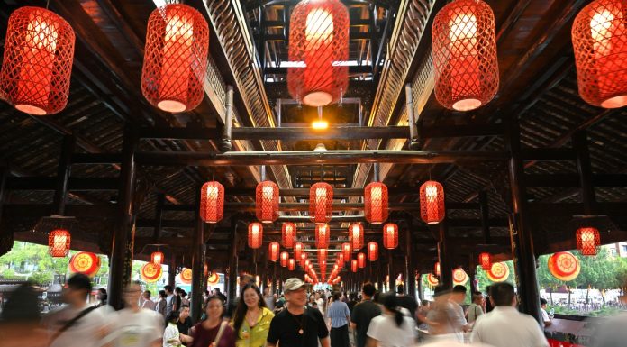Cina: tour notturni animano la cittadina montana di Xuan’en (1)