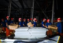 Cina: Huanggang, soccorritori trasferiscono provviste dopo tornado (3)