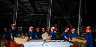 Cina: Huanggang, soccorritori trasferiscono provviste dopo tornado (3)