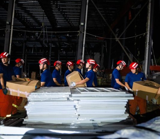 Cina: Huanggang, soccorritori trasferiscono provviste dopo tornado (3)