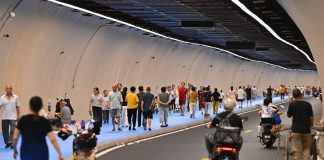 Cina: grande caldo a Fuzhou, cittadini cercano di rinfrescarsi (3)