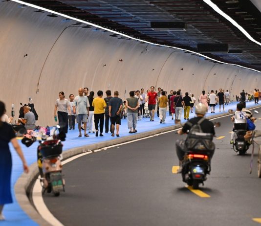 Cina: grande caldo a Fuzhou, cittadini cercano di rinfrescarsi (3)