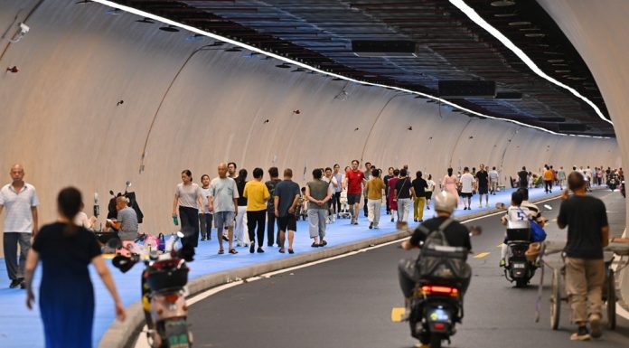 Cina: grande caldo a Fuzhou, cittadini cercano di rinfrescarsi (3)